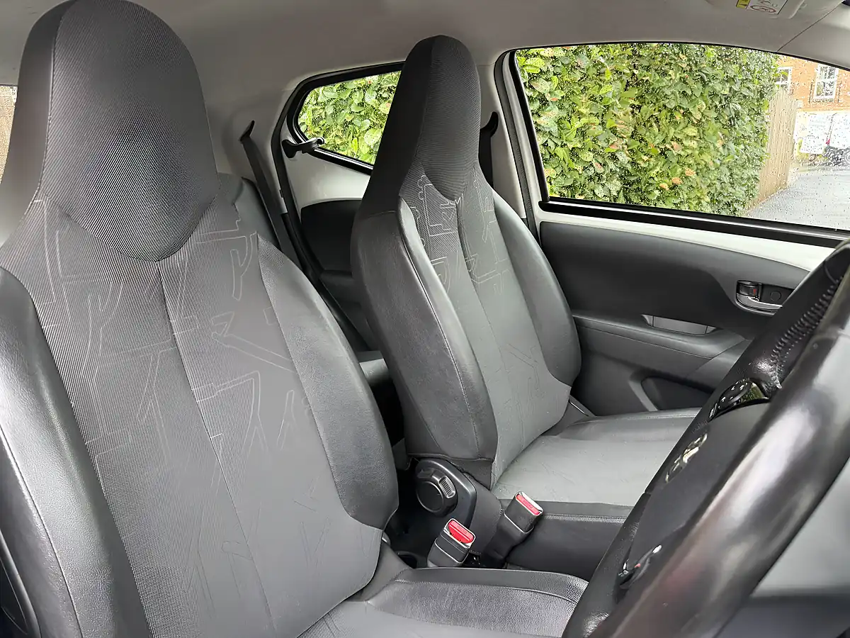 Used 2015 Toyota Aygo X-Pression White - Interior and Exterior details 10