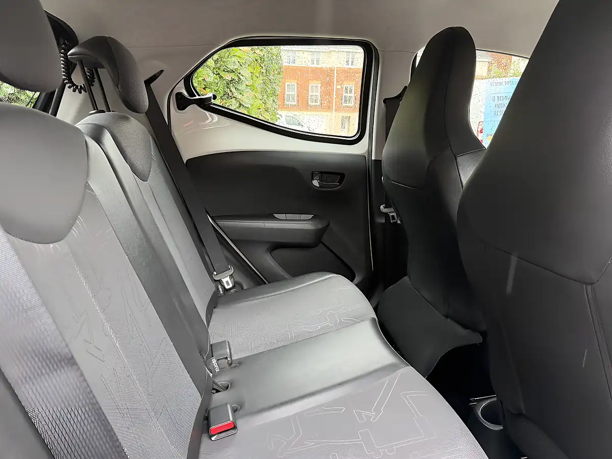 Used 2015 Toyota Aygo X-Pression White - Interior and Exterior details 11