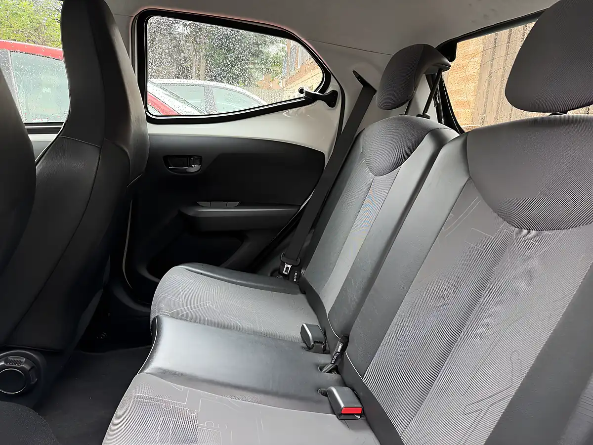 Used 2015 Toyota Aygo X-Pression White - Interior and Exterior details 12