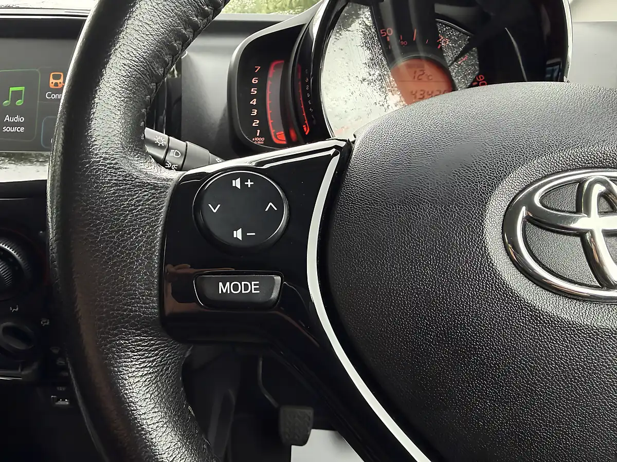 Used 2015 Toyota Aygo X-Pression White - Interior and Exterior details 17