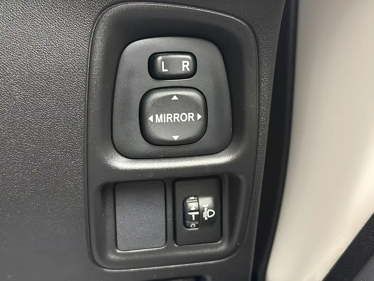 Used 2015 Toyota Aygo X-Pression White - Interior and Exterior details 19