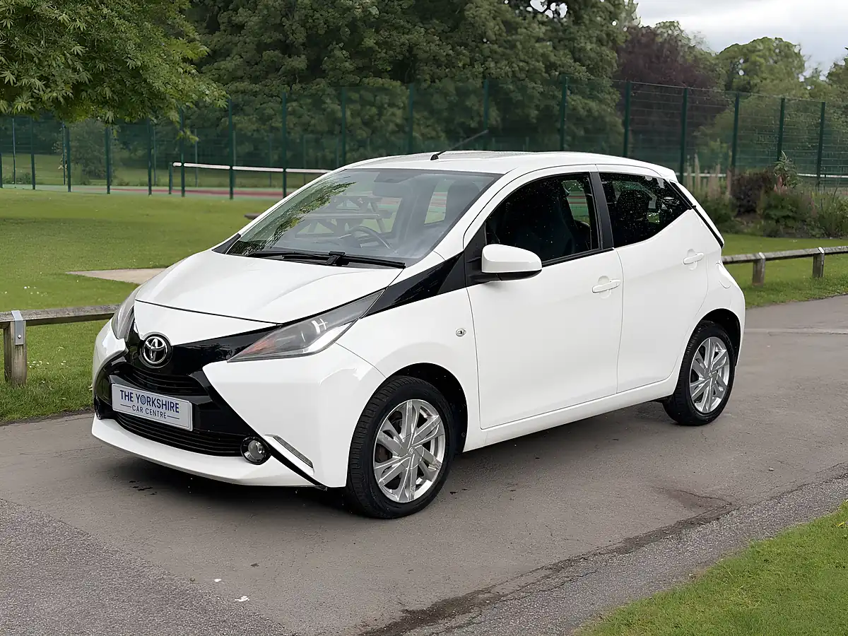 Used 2015 Toyota Aygo X-Pression White - Interior and Exterior details 3