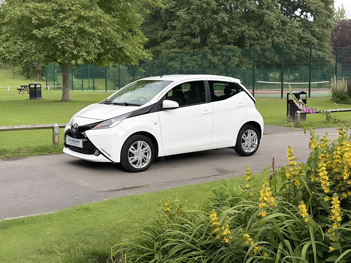 Used 2015 Toyota Aygo X-Pression White - Interior and Exterior details 5