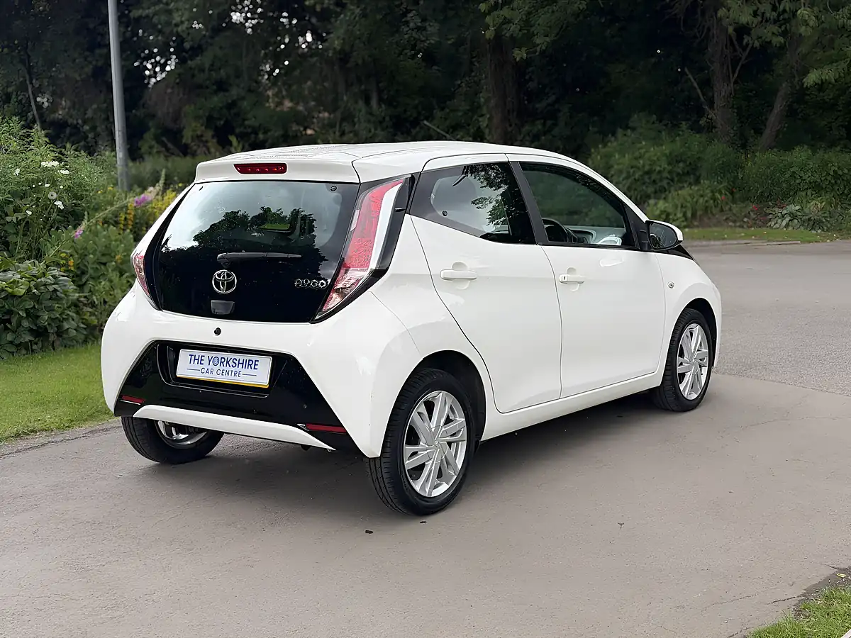 Used 2015 Toyota Aygo X-Pression White - Interior and Exterior details 6