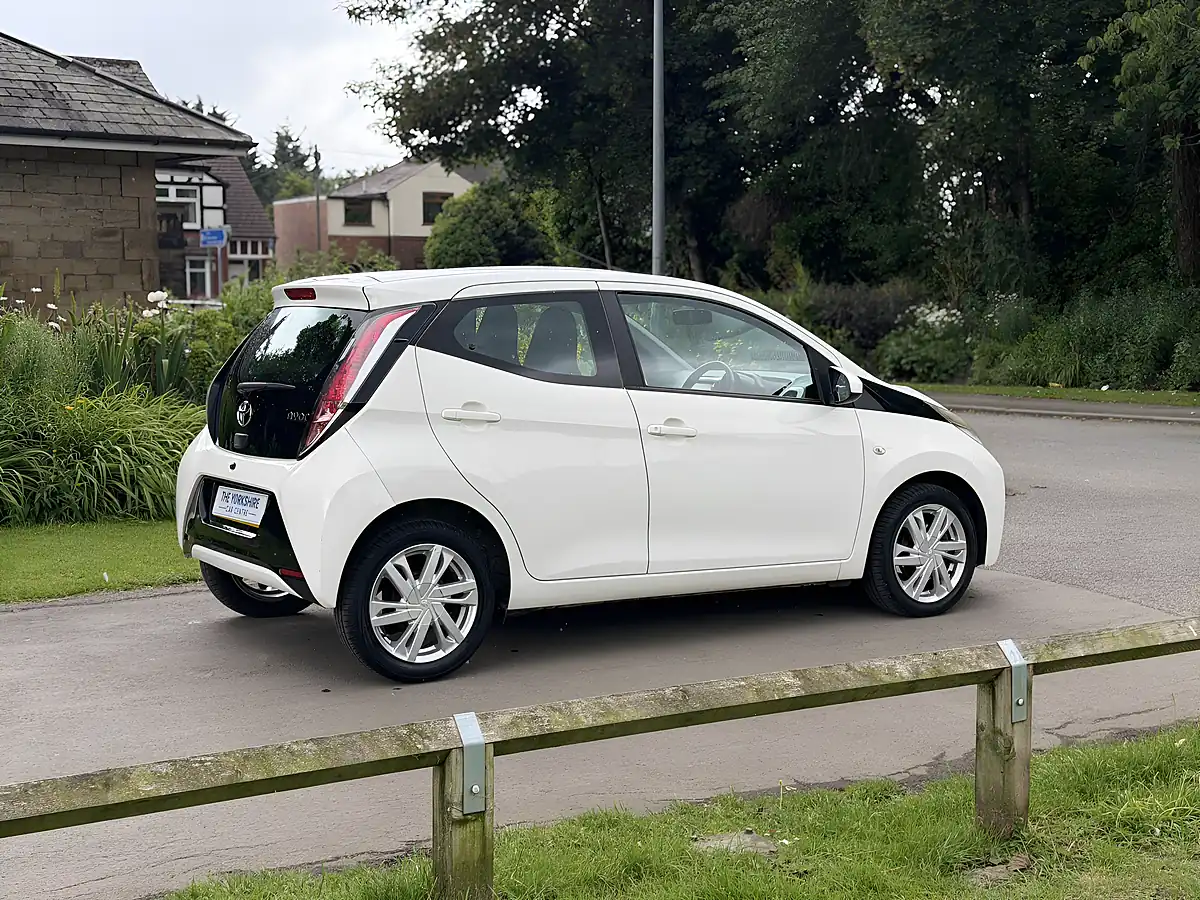 Used 2015 Toyota Aygo X-Pression White - Interior and Exterior details 7