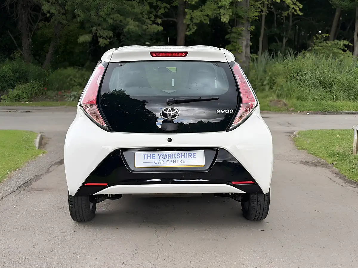 Used 2015 Toyota Aygo X-Pression White - Interior and Exterior details 8