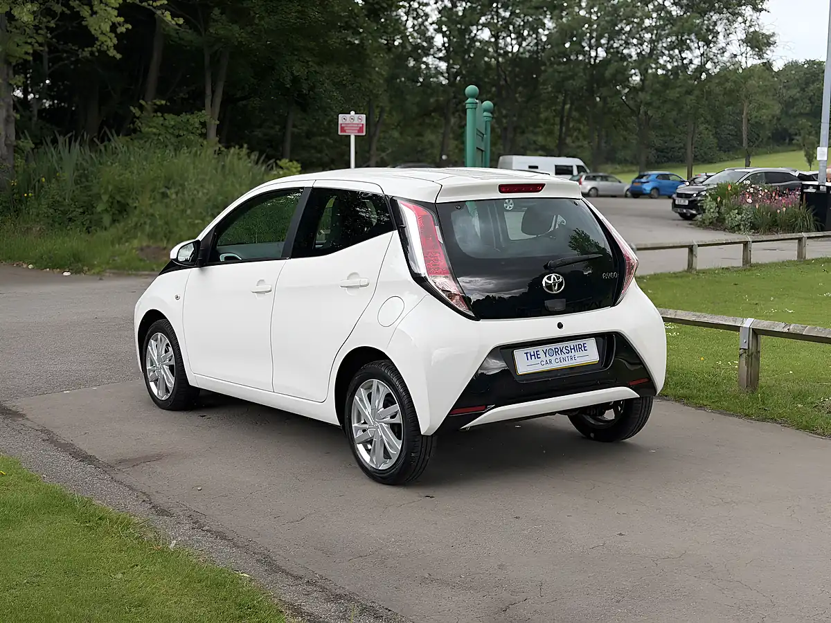 Used 2015 Toyota Aygo X-Pression White - Interior and Exterior details 9