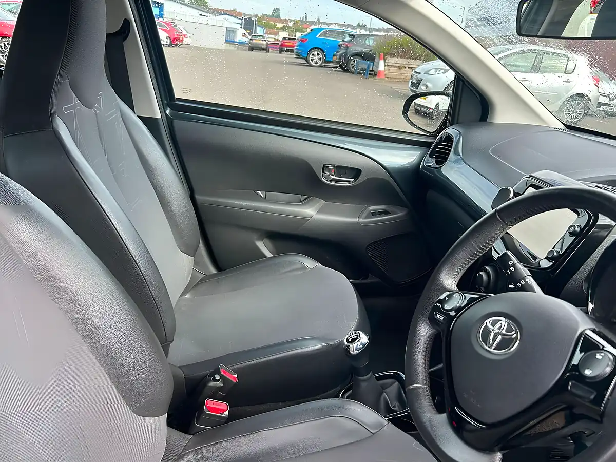 Used 2015 Toyota Aygo X-Pression X-Wave Grey - Interior and Exterior details 10