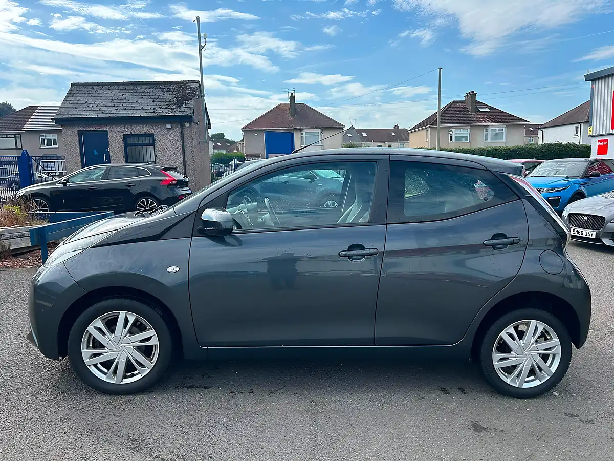 Used 2015 Toyota Aygo X-Pression X-Wave Grey - Interior and Exterior details 8