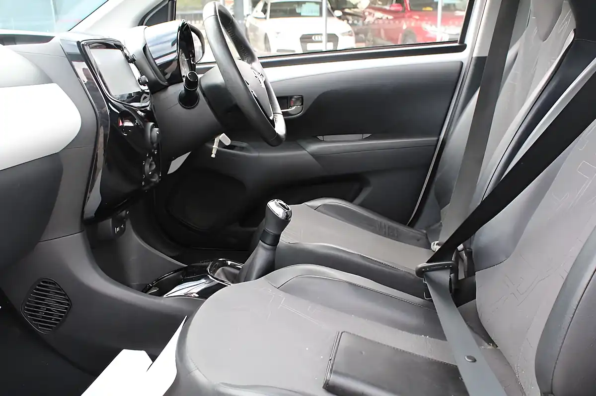 Used 2015 Toyota Aygo X-Pression X-Wave White - Interior and Exterior details 11