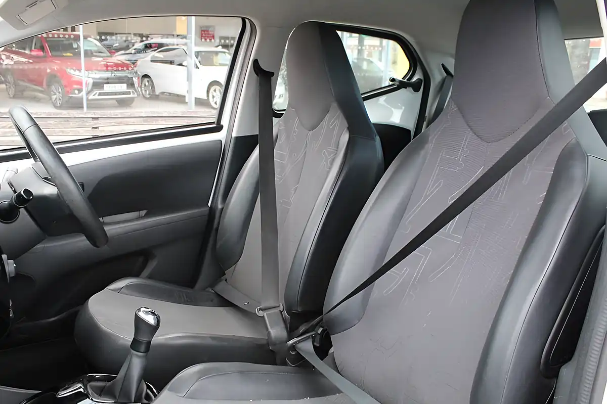 Used 2015 Toyota Aygo X-Pression X-Wave White - Interior and Exterior details 12