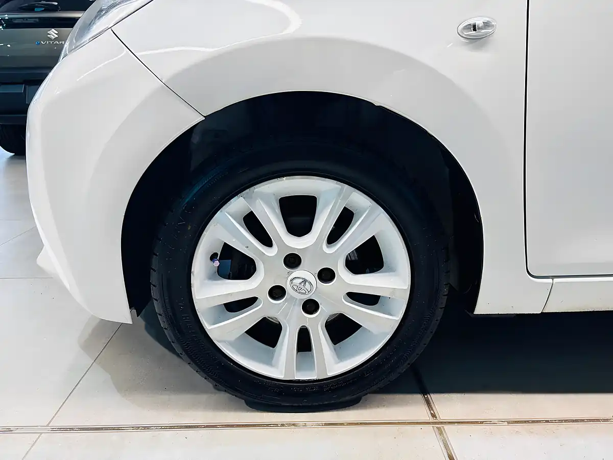 Used 2015 Toyota Aygo X-Pure White - Interior and Exterior details 10