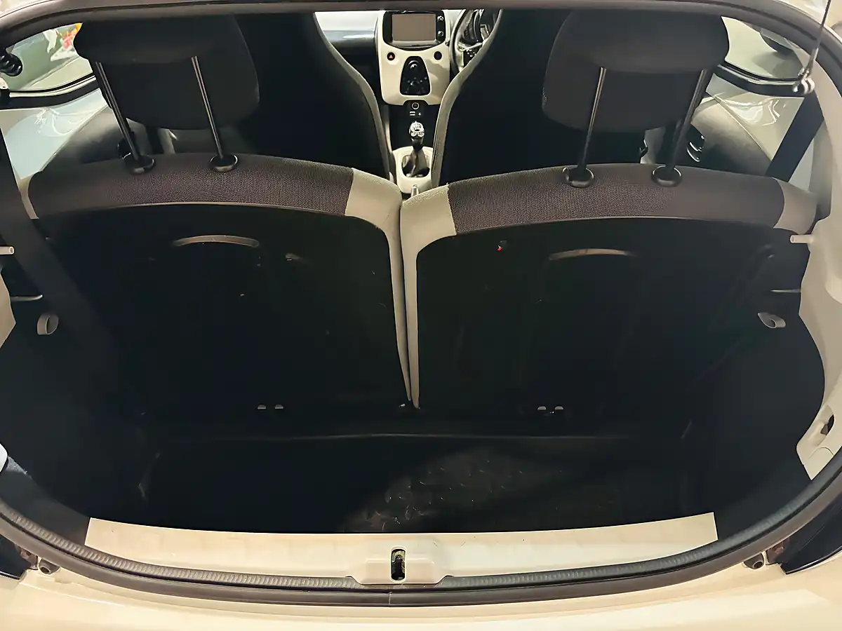 Used 2015 Toyota Aygo X-Pure White - Interior and Exterior details 12