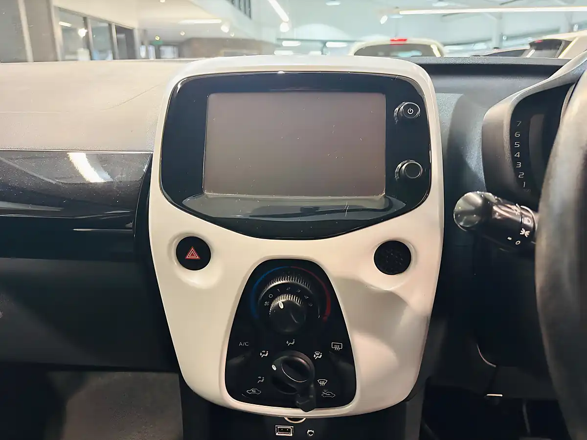 Used 2015 Toyota Aygo X-Pure White - Interior and Exterior details 19