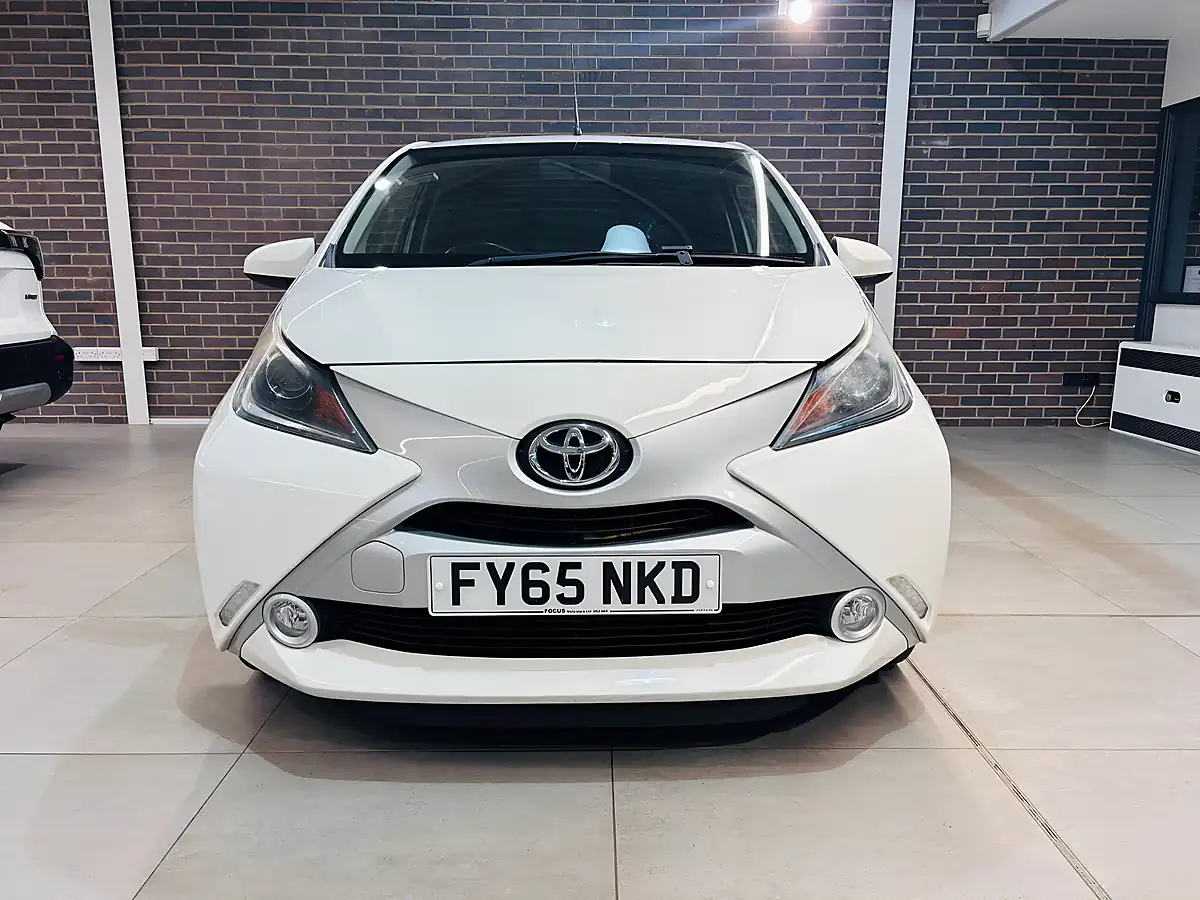 Used 2015 Toyota Aygo X-Pure White - Interior and Exterior details 3