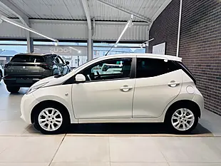Used 2015 Toyota Aygo X-Pure White - Interior and Exterior details 4