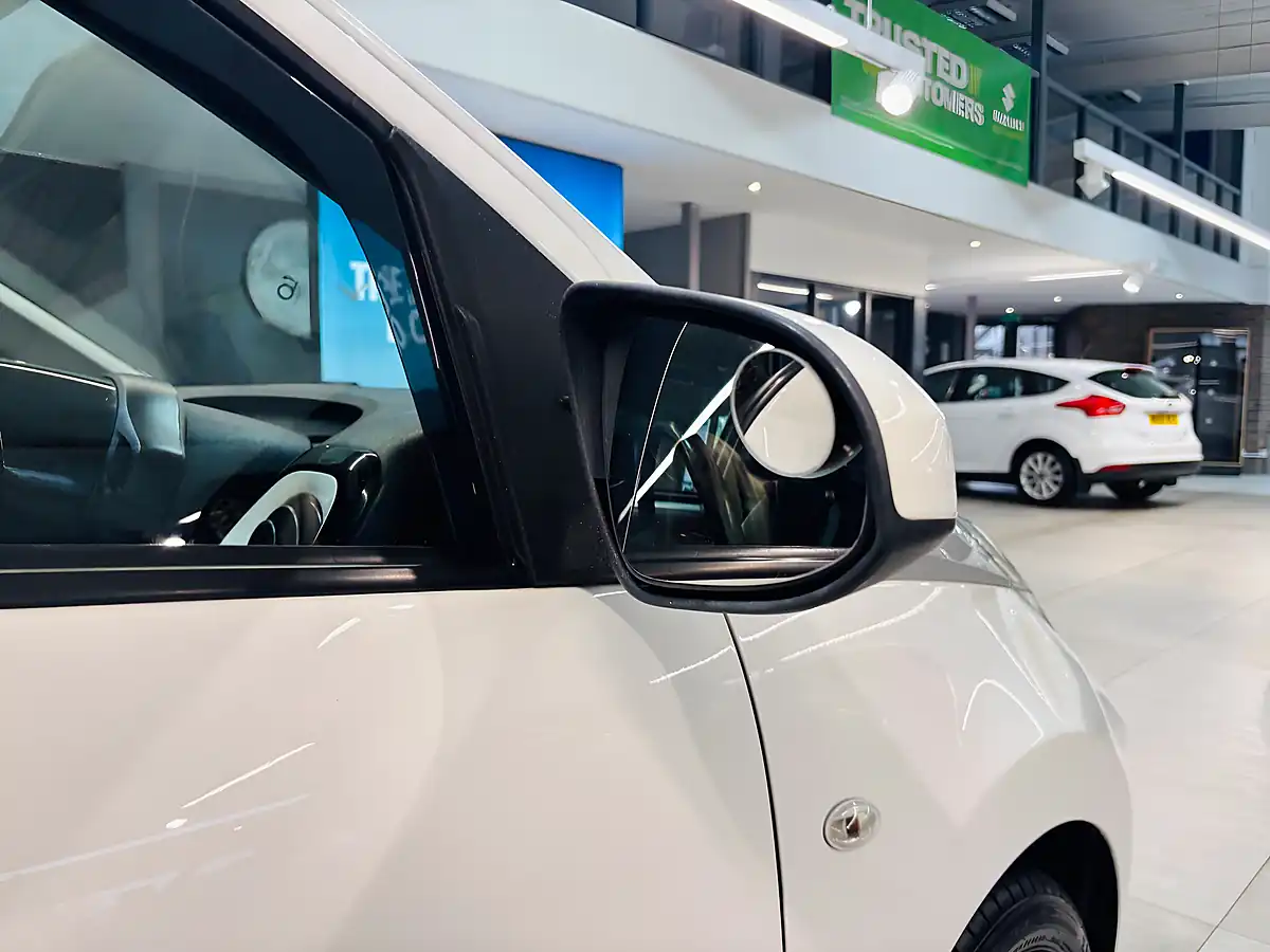 Used 2015 Toyota Aygo X-Pure White - Interior and Exterior details 5