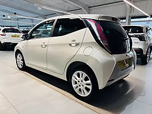 Used 2015 Toyota Aygo X-Pure White - Interior and Exterior details 7