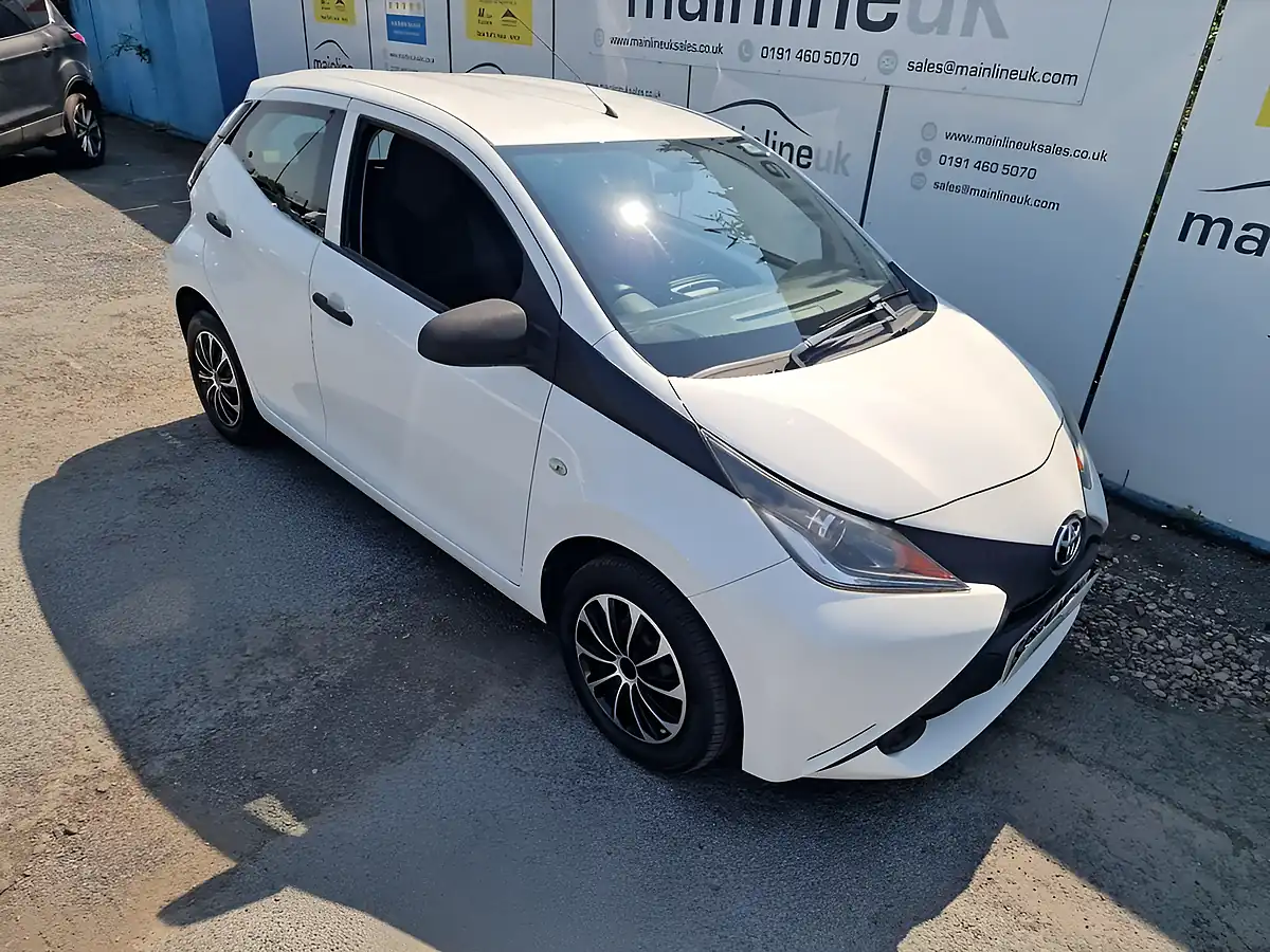 Used 2015 Toyota Aygo X White - Front View