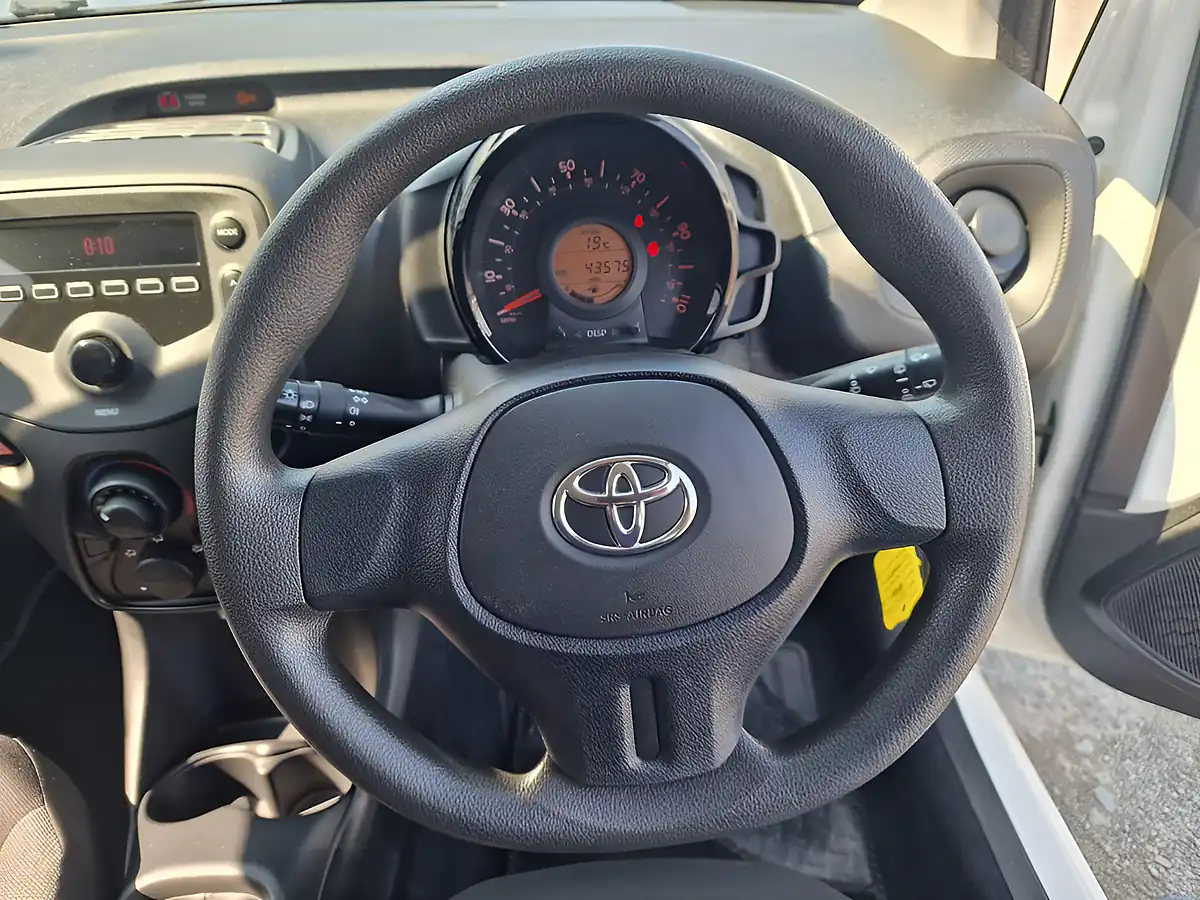 Used 2015 Toyota Aygo X White - Interior and Exterior details 17
