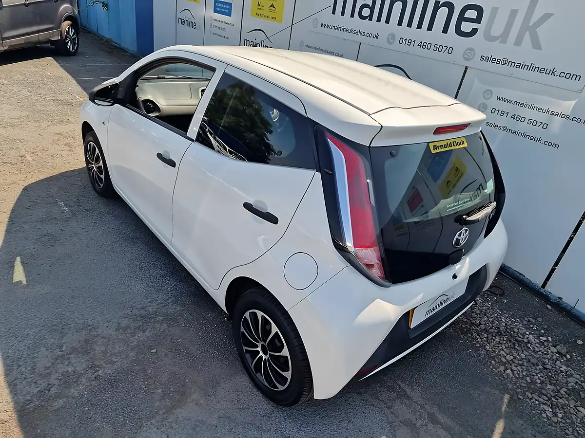 Used 2015 Toyota Aygo X White - Interior and Exterior details 5