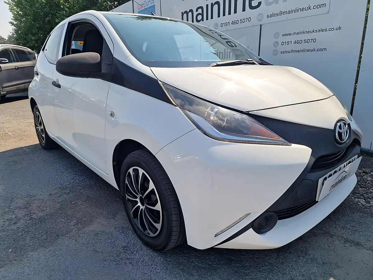 Used 2015 Toyota Aygo X White - Interior and Exterior details 6