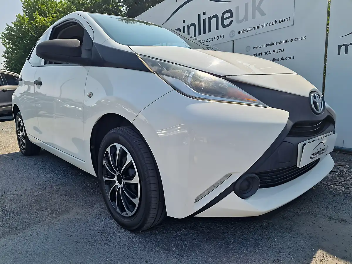 Used 2015 Toyota Aygo X White - Interior and Exterior details 7