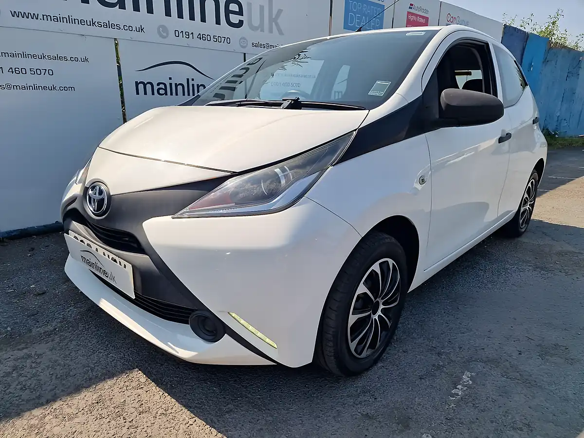 Used 2015 Toyota Aygo X White - Interior and Exterior details 9