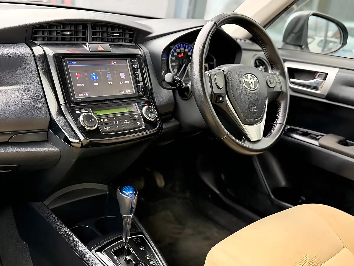 Used 2015 Toyota Corolla Axio Hybrid Blue - Interior and Exterior details 3