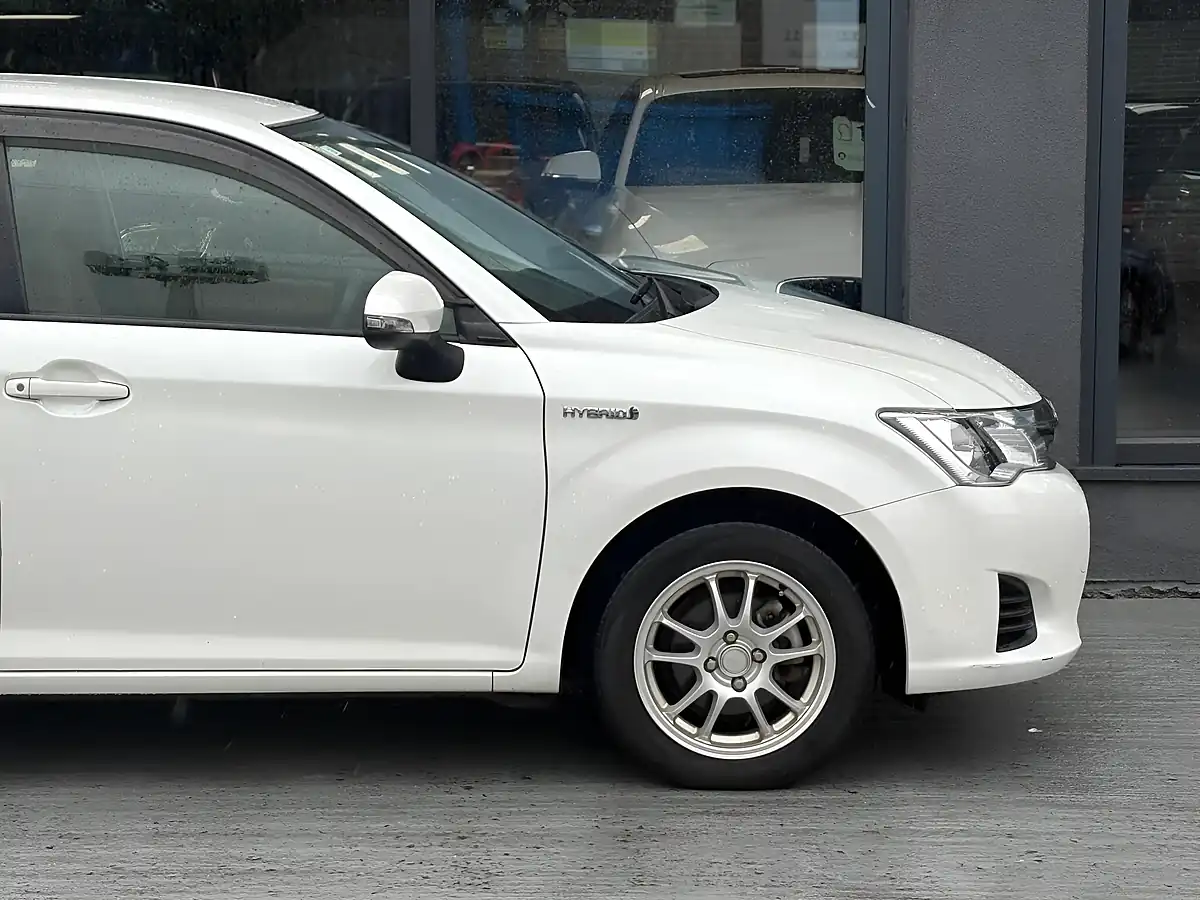 Used 2015 Toyota Corolla Axio Hybrid Pearl White - Interior and Exterior details 10