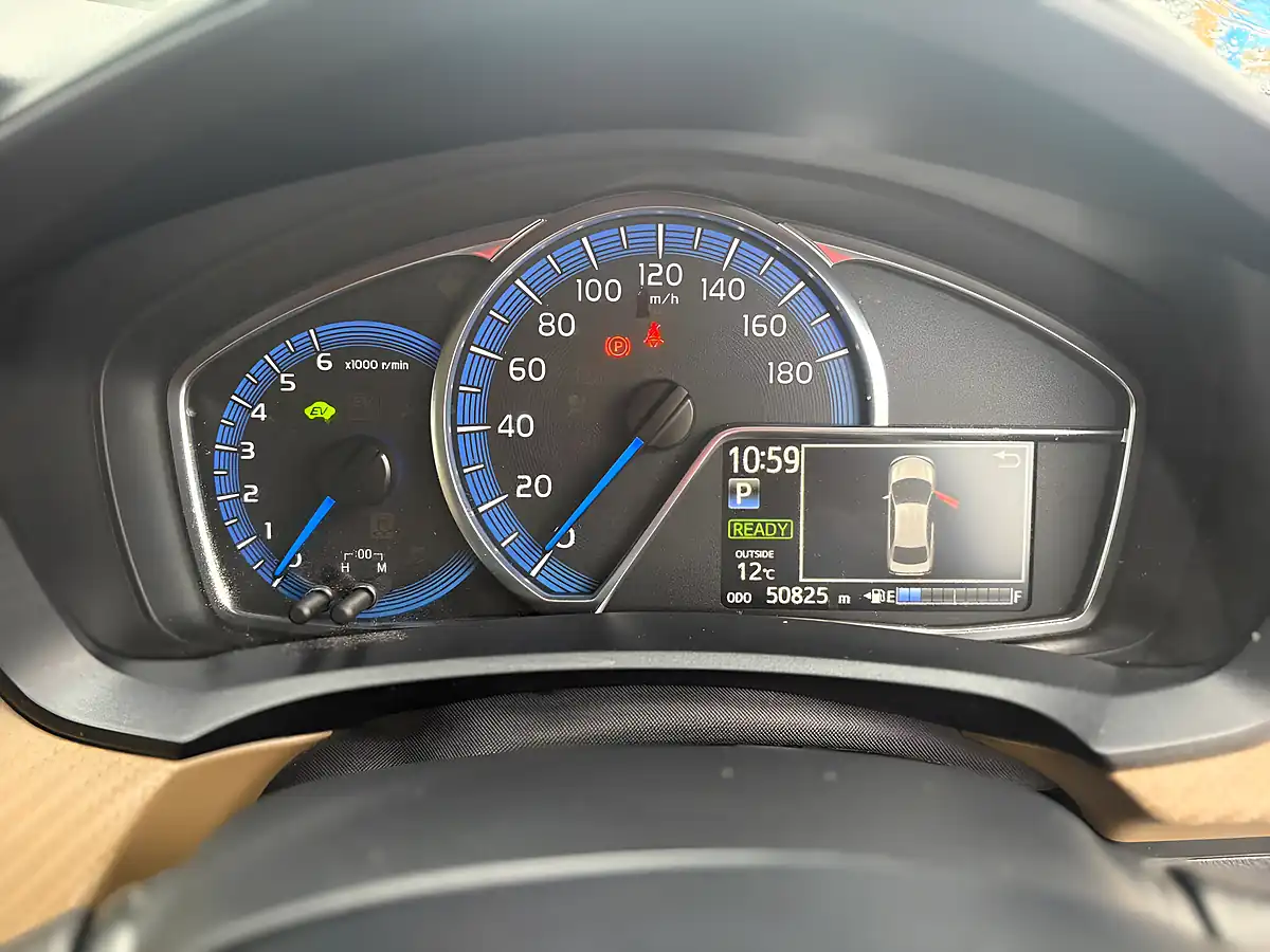 Used 2015 Toyota Corolla Axio Hybrid Pearl White - Interior and Exterior details 17