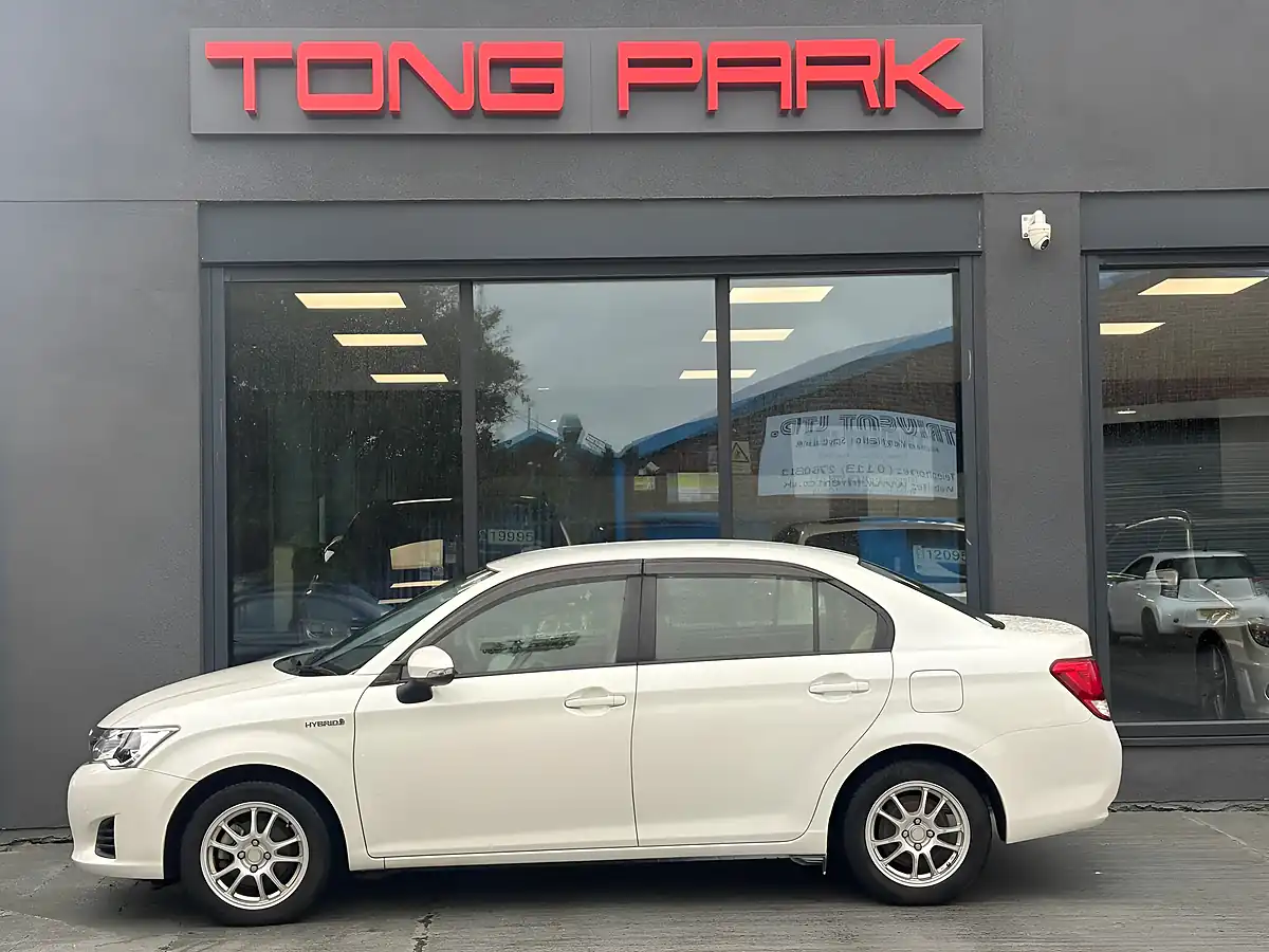 Used 2015 Toyota Corolla Axio Hybrid Pearl White - Interior and Exterior details 5