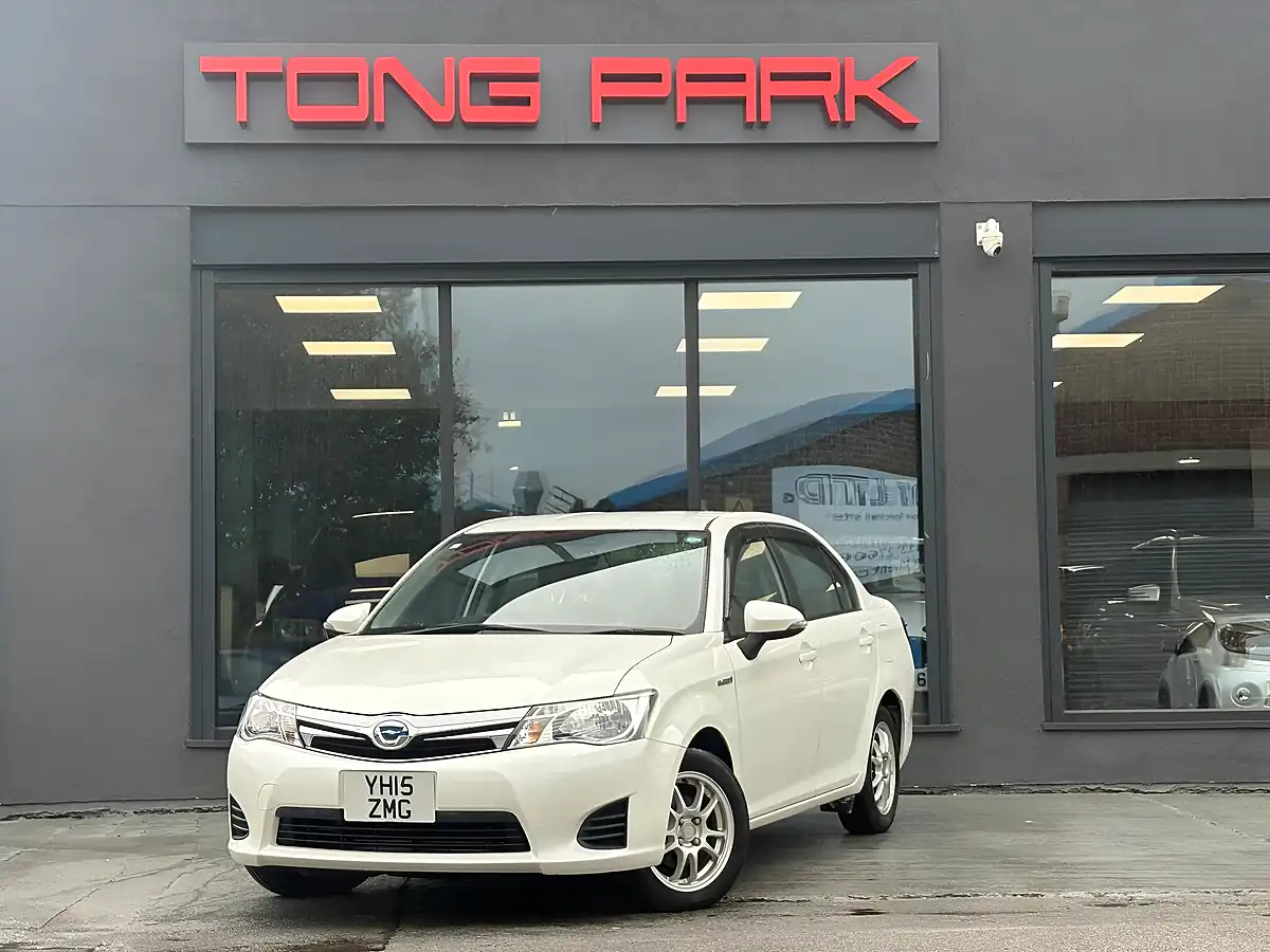 Used 2015 Toyota Corolla Axio Hybrid Pearl White - Interior and Exterior details 8