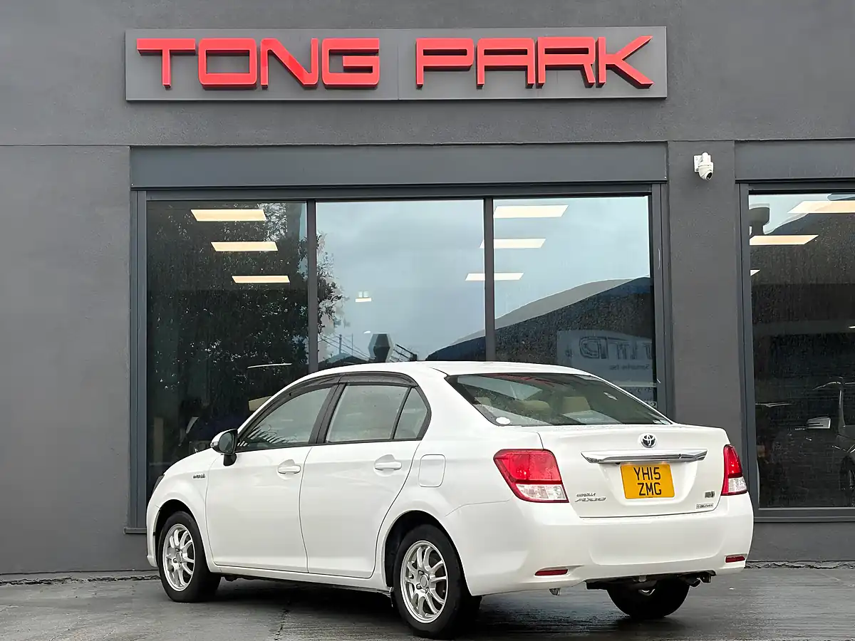 Used 2015 Toyota Corolla Axio Hybrid Pearl White - Interior and Exterior details 9
