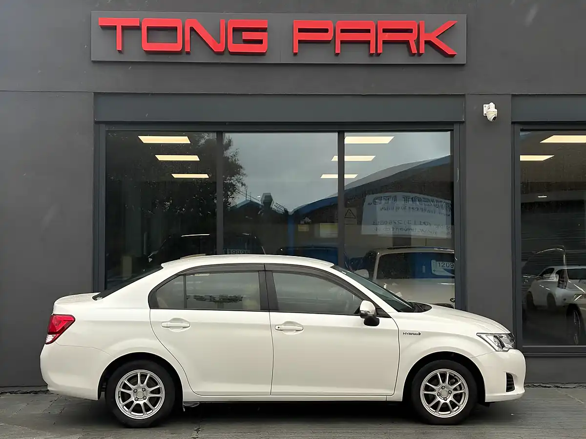 Used 2015 Toyota Corolla Axio White - Interior and Exterior details 10