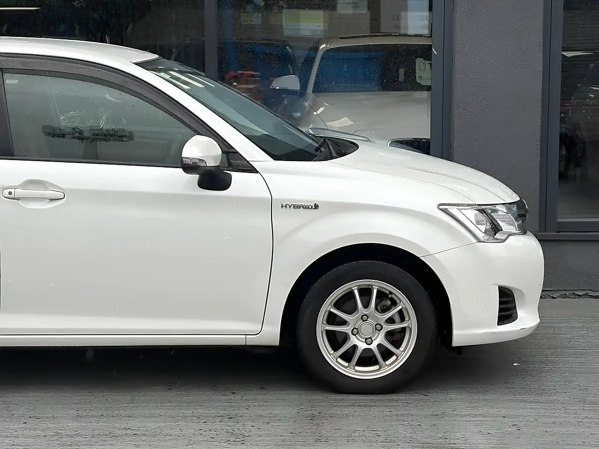Used 2015 Toyota Corolla Axio White - Interior and Exterior details 12