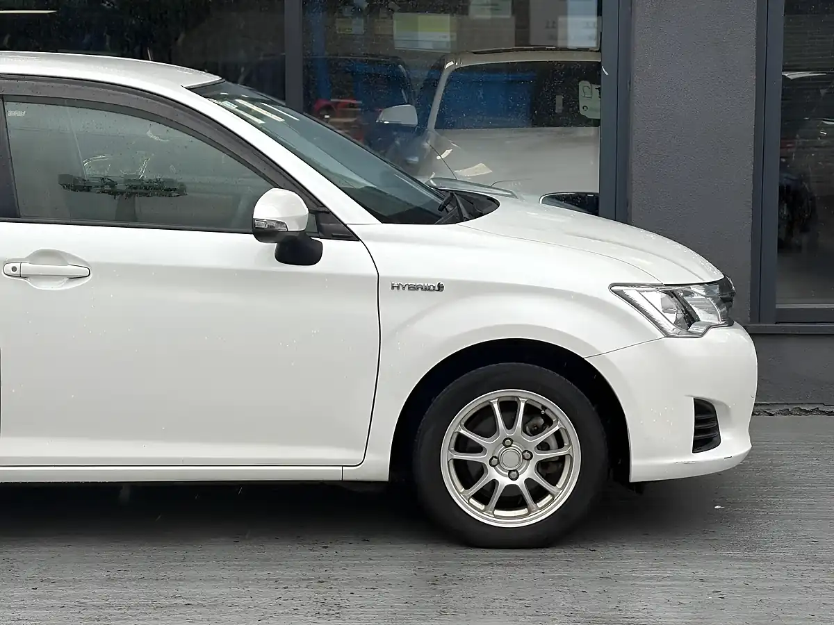 Used 2015 Toyota Corolla Axio White - Interior and Exterior details 10