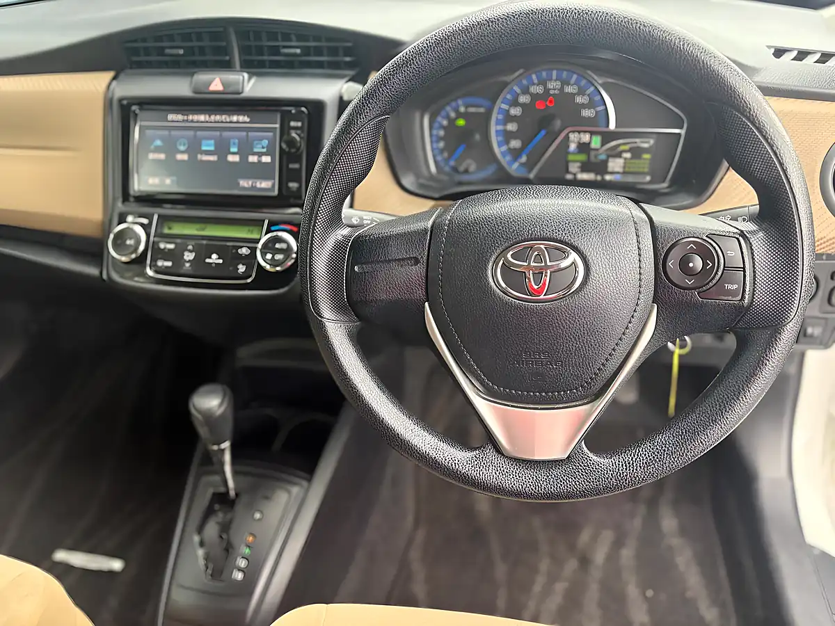 Used 2015 Toyota Corolla Axio White - Interior and Exterior details 16
