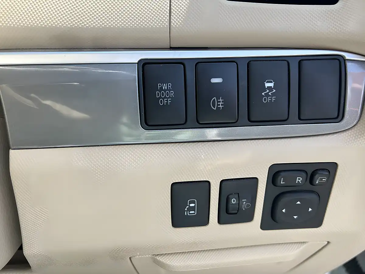 Used 2015 Toyota Estima 8 Seater White - Interior and Exterior details 11