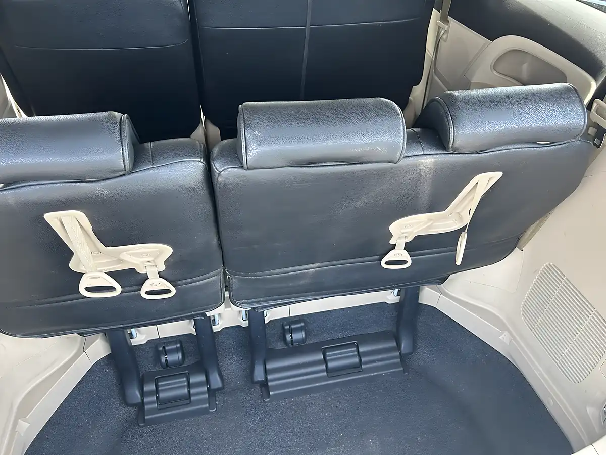 Used 2015 Toyota Estima 8 Seater White - Interior and Exterior details 17