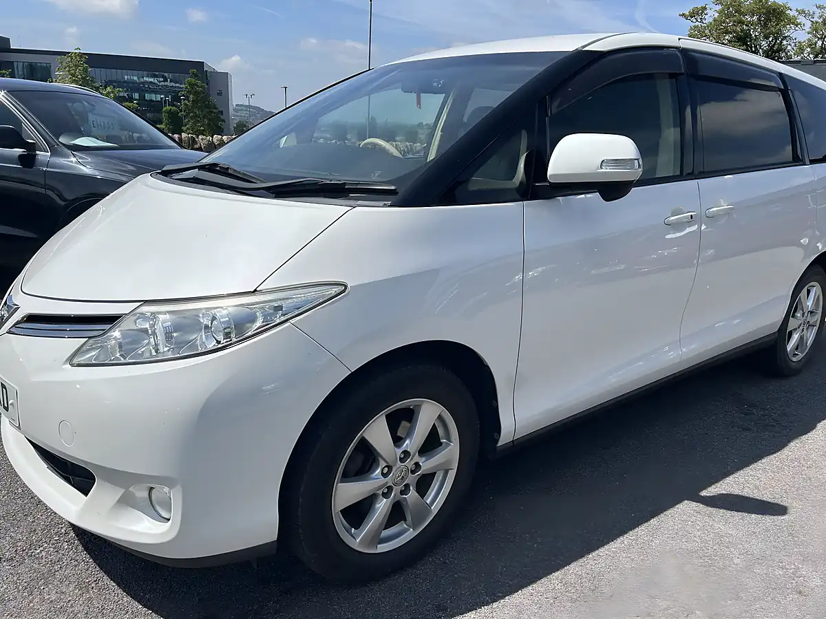 Used 2015 Toyota Estima 8 Seater White - Interior and Exterior details 3