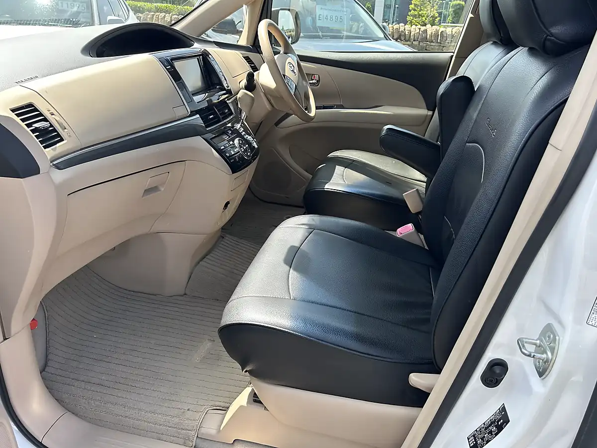 Used 2015 Toyota Estima 8 Seater White - Interior and Exterior details 4