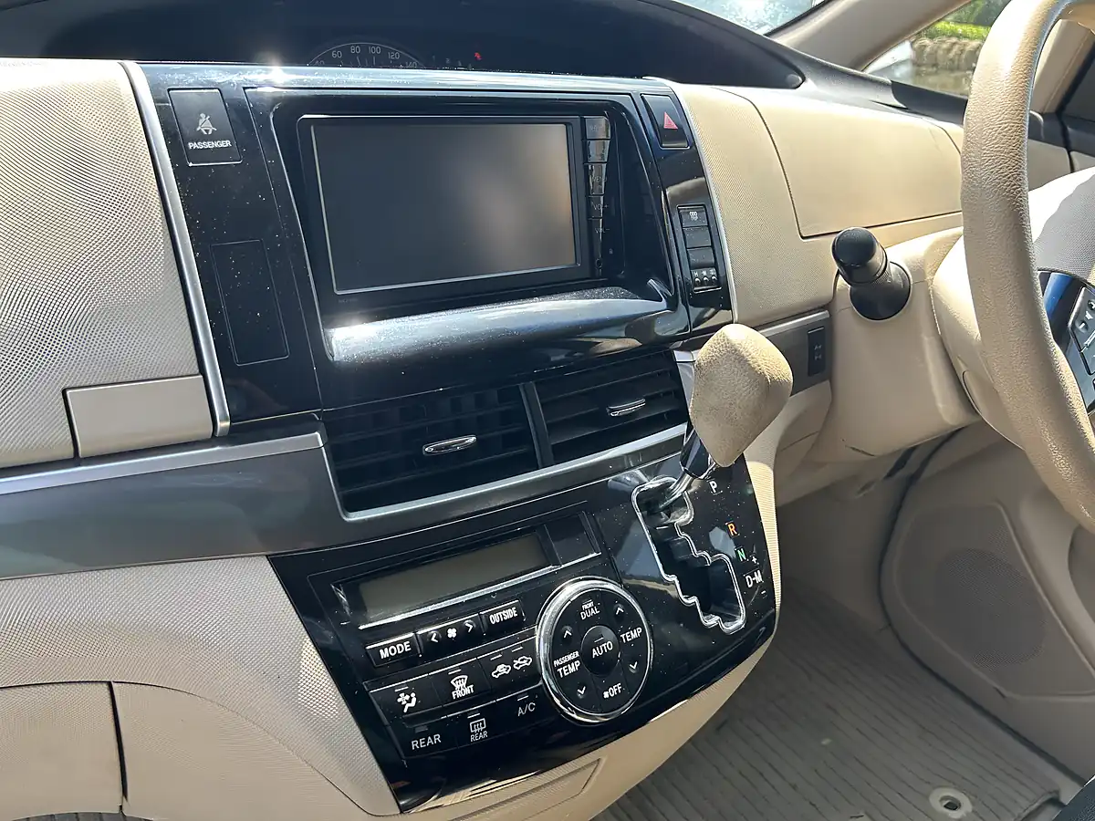 Used 2015 Toyota Estima 8 Seater White - Interior and Exterior details 5