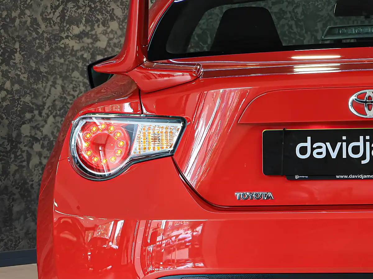 Used 2015 Toyota GT86 Aero Red - Interior and Exterior details 11