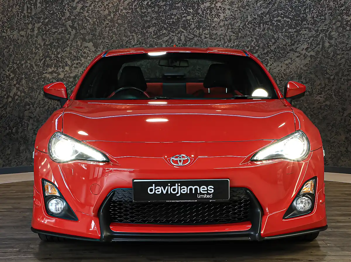Used 2015 Toyota GT86 Aero Red - Interior and Exterior details 4