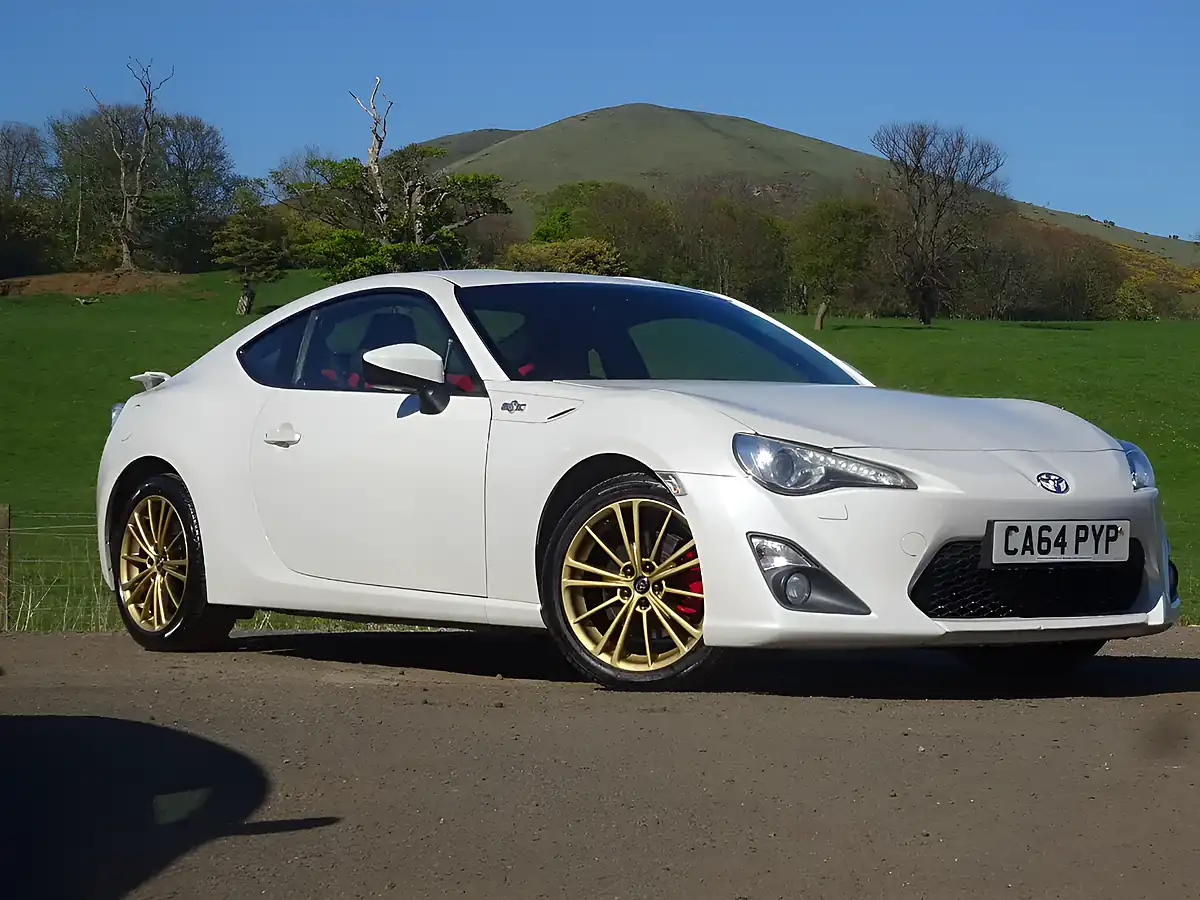 Used 2015 Toyota GT86 White - Front View