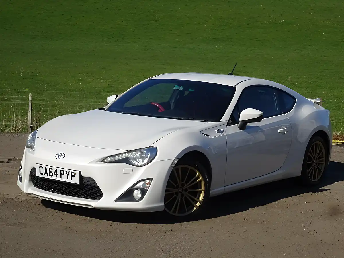 Used 2015 Toyota GT86 White - Interior and Exterior details 11