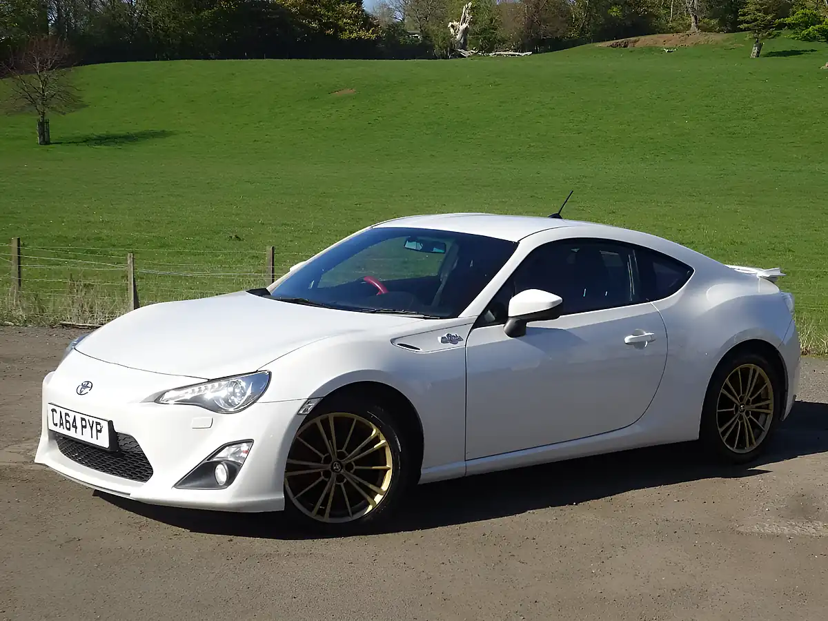 Used 2015 Toyota GT86 White - Interior and Exterior details 12