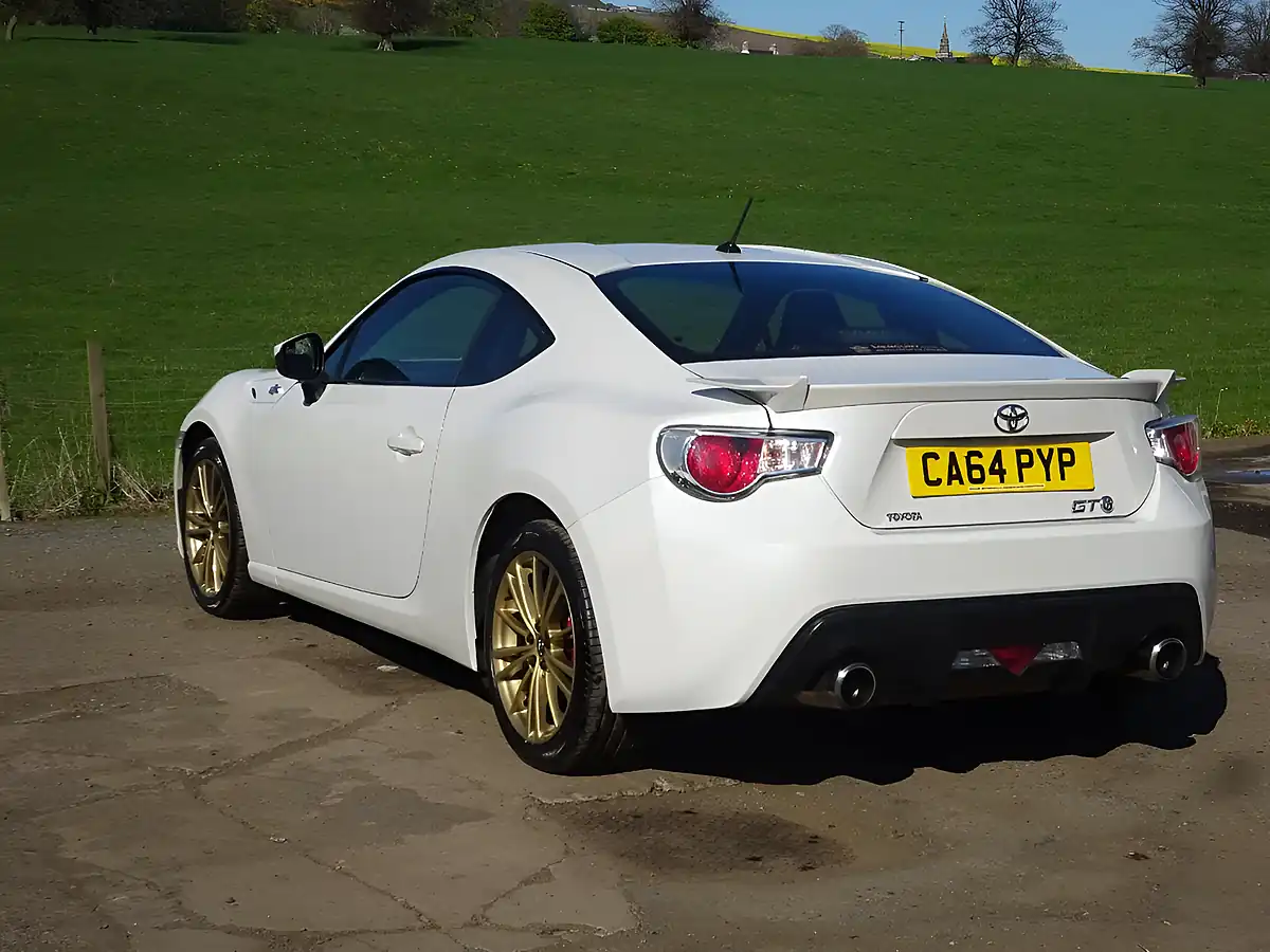Used 2015 Toyota GT86 White - Interior and Exterior details 13