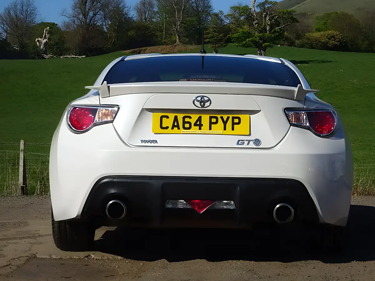 Used 2015 Toyota GT86 White - Interior and Exterior details 14